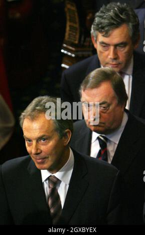 Der britische Premierminister Tony Blair (links), der stellvertretende Premierminister John Prescott und der Kanzler Gordon Brown (rechts) verlassen das Oberhaus, nachdem sie die Rede der Königin während der Eröffnung des Parlaments am 15. November 2006 in London gehört haben. Anwar Hussein/EMPICS Entertainment Stockfoto