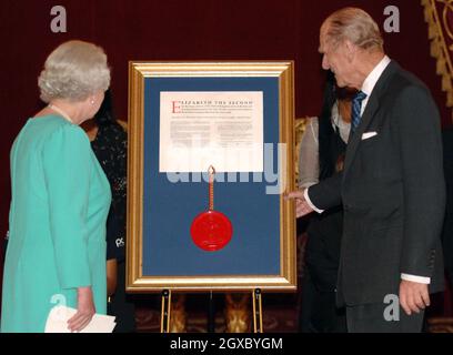 Prinz Philip, Herzog von Edinburgh, akzeptiert eine königliche Charta von Königin Elizabeth II. Im Namen seines Preisverleihprogramms während eines Empfangs im Buckingham Palace am 16. November 2006. Der Duke of Edinburgh Award feiert sein 50-jähriges Bestehen, nachdem er von Philip gegründet wurde, der sich von seinen Tagen an der Gordonstoun Schule in Schottland inspirieren ließ. Die Wohltätigkeitsorganisation betreibt eines der bekanntesten Abenteuerprogramme für behinderte und behinderte Jugendliche im Alter von 14 bis 25 Jahren. Anwar Hussein/EMPICS Entertainment Stockfoto