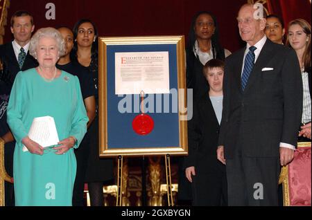 Prinz Philip, Herzog von Edinburgh, akzeptiert eine königliche Charta von Königin Elizabeth II. Im Namen seines Preisverleihprogramms während eines Empfangs im Buckingham Palace am 16. November 2006. Der Duke of Edinburgh Award feiert sein 50-jähriges Bestehen, nachdem er von Philip gegründet wurde, der sich von seinen Tagen an der Gordonstoun Schule in Schottland inspirieren ließ. Die Wohltätigkeitsorganisation betreibt eines der bekanntesten Abenteuerprogramme für behinderte und behinderte Jugendliche im Alter von 14 bis 25 Jahren. Anwar Hussein/EMPICS Entertainment Stockfoto