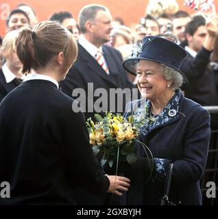 Königin Elizabeth II. Wird ein Blumenstrauß überreicht, als sie zum Besuch des Samuel Whitbread Community College in Bedfordshire kommt, wo sie Mitarbeiter und Schüler traf und am 17 2006. November offiziell ein neues College-Gebäude eröffnete. Anwar Hussein/EMPICS Entertainment Stockfoto