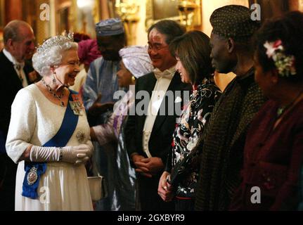 Königin Elizabeth II. Trifft die koreanische Botschafterin, während sie am 21. November 2006 einen Empfang für Mitglieder des diplomatischen Korps im Buckingham Palace veranstaltet. Anwar Hussein/EMPICS Entertainment Stockfoto
