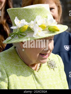 Königin Elizabeth II. Lächelt während eines Besuchs im Manor Farm Stables in Ditcheat, Somerset, am 28. März 2019. Stockfoto