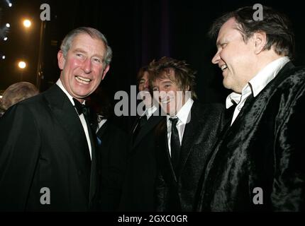 Prinz Charles, Prinz von Wales, trifft die Sänger Rod Stewart (links) und Meat Loaf backstage bei der Royal Variety Performance in London am 4. Dezember 2006. Anwar Hussein/EMPICS Entertainment Stockfoto