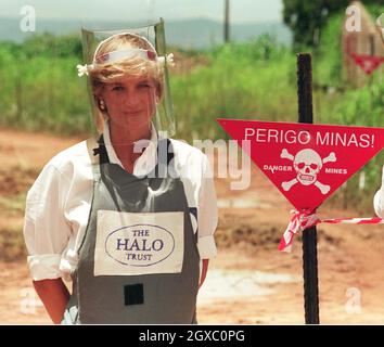 Diana Princess of Wales förderte im Januar 1997 ihre Kampagne gegen den Einsatz von Landminen in Angola. Anwar Hussein/EMPICS Entertainment Stockfoto