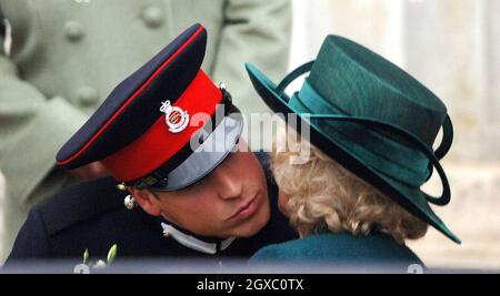 Prinz William küsst seine Stiefmutter Camilla, Herzogin von Cornwall nach der Sovereign's Parade an der Royal Military Academy Sandhurst am 15. Dezember 2006. Anwar Hussein/EMPICS Entertainment Stockfoto