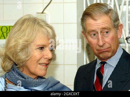 Charles, Prinz von Wales und Camilla, Herzogin von Cornwall, beobachten einen Koch bei der Arbeit während eines Besuchs im Deptford Churches Centre im Südosten Londons, wo benachteiligte Menschen am 19. Dezember 2006 eine soziale unterstützung erhalten können. Die Herzogin, die den Prinz von Wales begleitete, sah die Arbeit des Zentrums, das Tausenden von Menschen hilft, die obdachlos und gefährdet sind, ausgegrenzte Erwachsene in der Gemeinschaft. Stockfoto