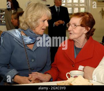 Camilla, Herzogin von Cornwall, chattet mit Dot Cook während eines Besuchs im Deptford Churches Centre im Südosten Londons, wo benachteiligte Menschen am 19. Dezember 2006 zur sozialen unterstützung besuchen können. Die Herzogin, die den Prinz von Wales begleitete, sah die Arbeit des Zentrums, das Tausenden von Menschen hilft, die obdachlos und gefährdet sind, ausgegrenzte Erwachsene in der Gemeinschaft. Stockfoto