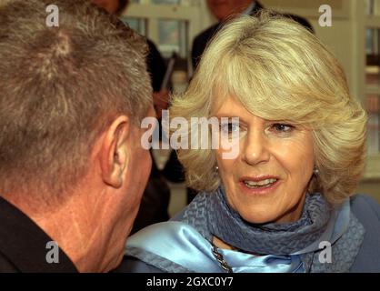 Camilla, Herzogin von Cornwall, chattet mit Frank Cook während eines Besuchs im Deptford Churches Centre im Südosten Londons, wo benachteiligte Menschen am 19. Dezember 2006 zur sozialen unterstützung besuchen können. Die Herzogin, die den Prinz von Wales begleitete, sah die Arbeit des Zentrums, das Tausenden von Menschen hilft, die obdachlos und gefährdet sind, ausgegrenzte Erwachsene in der Gemeinschaft. Stockfoto