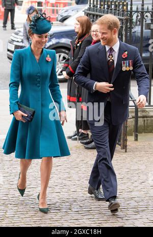 Prinz Harry, Herzog von Sussex, und Catherine, Herzogin von Cambridge, tragen einen Mantel von Catherine Walker und einen passenden Rosie Olivia Hut, nehmen am 25. April 2019 am jährlichen Anzak Day Service in Westminster Abbey Teil. Stockfoto