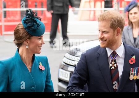 Prinz Harry, Herzog von Sussex, und Catherine, Herzogin von Cambridge, tragen einen Mantel von Catherine Walker und einen passenden Rosie Olivia Hut, nehmen am 25. April 2019 am jährlichen Anzak Day Service in Westminster Abbey Teil. Stockfoto