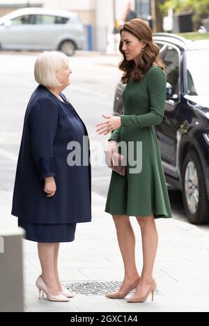 Catherine, Herzogin von Cambridge, Patronin des Anna Freud National Center for Children and Families, in einem smaragdgrünen Kleid von Emilia Wickstead, eröffnet am 1. Mai 2019 offiziell das neue Centre of Excellence in London. Stockfoto