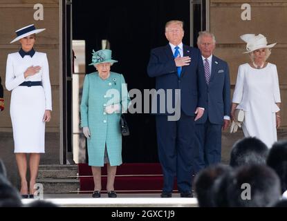 US-Präsident Donald Trump, Königin Elizabeth ll, Melania Trump, Prinz Charles, der Prinz von Wales und Camilla, Herzogin von Cornwall nehmen am ersten Tag des Staatsbesuchs des US-Präsidenten in Großbritannien am 03. Juni 2019 an einer feierlichen Begrüßung im Buckingham Palace Teil. Stockfoto