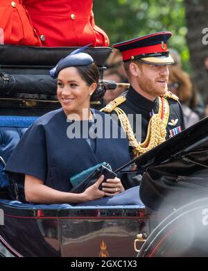 Meghan, Herzogin von Sussex, fährt in einer offenen Kutsche mit Prinz Harry, Herzog von Sussex, während des Trooping the Color am 08. Juni 2019 in London. Dies war ihr erstes öffentliches Engagement seit der Geburt ihres Sohnes Archie. Stockfoto