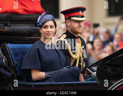 Meghan, Herzogin von Sussex, fährt in einer offenen Kutsche mit Prinz Harry, Herzog von Sussex, während des Trooping the Color am 08. Juni 2019 in London. Dies war ihr erstes öffentliches Engagement seit der Geburt ihres Sohnes Archie. Stockfoto