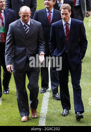 Prince William geht am 4. Februar 2007 mit dem walisischen Rugby-Spieler Gareth Thomas im Millennium Stadium, Cardiff, auf den Platz. Prinz William übernahm offiziell seine Rolle als Vice Royal Patron der Welsh Rugby Union. Der Prinz war im Millennium Stadium in Cardiff, um Wales bei ihrem Eröffnungsspiel des Six Nations-Turniers Irland spielen zu sehen. Anwar Hussein/EMPICS Entertainment Stockfoto