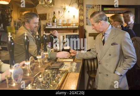 Prinz Charles, Prinz von Wales, genießt am 5. Februar 2007 ein Bier im Old Crown Pub und in der Mikrobrauerei im Dorf Hesket Newmarket, Cumbria. Anwar Hussein/EMPICS Entertainment Stockfoto