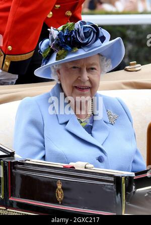 Königin Elizabeth ll kommt in einem offenen Wagen an, um am ersten Tag von Royal Ascot am 18. Juni 2019 teilzunehmen Stockfoto