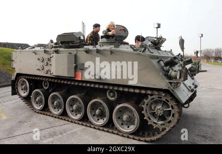 Camilla, Herzogin von Cornwall, fährt am 6. Februar 2007 während eines Besuchs des 4. Bataillons des neu gebildeten Gewehre-Regiments in der Kaserne des Bataillons in Bulford, in der Salisbury Plain, in Wiltshire, in einem neu modifizierten gepanzerten Bulldog-Mannschaftswagen. Stockfoto