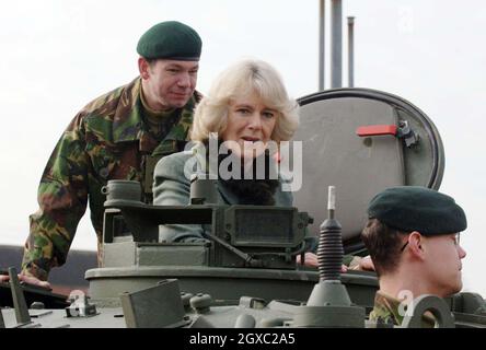 Camilla, Herzogin von Cornwall, fährt am 6. Februar 2007 während eines Besuchs des 4. Bataillons des neu gebildeten Gewehre-Regiments in der Kaserne des Bataillons in Bulford, in der Salisbury Plain, in Wiltshire, in einem neu modifizierten gepanzerten Bulldog-Mannschaftswagen. Stockfoto