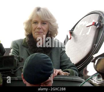 Camilla, Herzogin von Cornwall, fährt am 6. Februar 2007 während eines Besuchs des 4. Bataillons des neu gebildeten Gewehre-Regiments in der Kaserne des Bataillons in Bulford, in der Salisbury Plain, in Wiltshire, in einem neu modifizierten gepanzerten Bulldog-Mannschaftswagen. Stockfoto