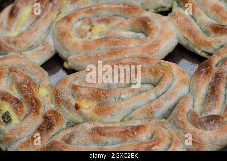 Burek Pie in einem rustikalen Holz blauen Hintergrund und authentische Gericht, Draufsicht flachen Layout Stockfoto