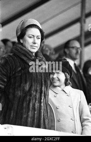 Prinzessin Margaret und ihre Tochter Lady Sarah Armstrong-Jones, die im April 1976 an den Badminton-Pferdetrials in Gloucestershire, England, teilnahmen. Stockfoto