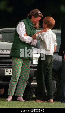 Prinz Harry plaudert am 8. Juni 1997 im Cirencester Polo Club in Cirencester, England, mit seiner Kindermädchen Tiggy Legge-Bourke. Stockfoto