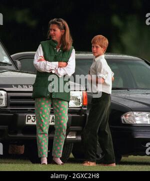 Prinz Harry plaudert am 8. Juni 1997 im Cirencester Polo Club in Cirencester, England, mit seiner Kindermädchen Tiggy Legge-Bourke. Stockfoto