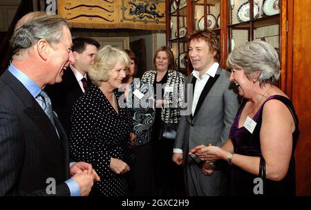 Prinz Charles, Prinz von Wales und Camilla, Herzogin von Cornwall, unterhalten sich mit Fernsehkoch Jamie Oliver und Norah Sands (R) während eines Empfangs für Schulköche im Clarence House in London am 15. Februar 2007. Stockfoto