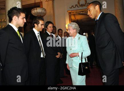 Königin Elizabeth II trifft Arsenal-Fußballmannschaften (von links nach rechts) Francesc Fabregas, Mathieu Flamini, Tomas Rosicky, Justin Hoyte, Theo Walcott, Freddie Ljungberg und Kapitän Thierry Henry (rechts) am 15. Februar 2007 im Buckingham Palace in London. Stockfoto