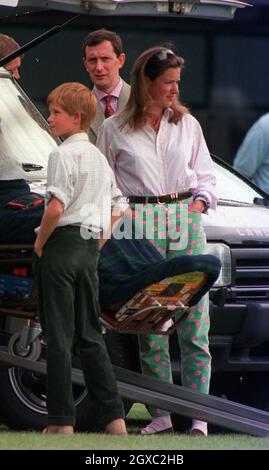 Prinz Harry plaudert am 8. Juni 1997 im Cirencester Polo Club in Cirencester, England, mit seiner Kindermädchen Tiggy Legge-Bourke. Stockfoto