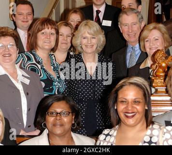 Prinz Charles, Prinz von Wales und Camilla, Herzogin von Cornwall posieren mit Schulköchen während eines Empfangs für Schulköche im Clarence House in London am 15. Februar 2007. Stockfoto