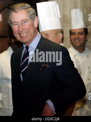 Prinz Charles, Prinz von Wales, trifft Küchenmitarbeiter bei einem Besuch bei Charterhouse in London am 14. Februar 2007. Der Prinz besichtigte die historischen Kartause, einschließlich der Kapelle, des Norfolk-Klosters und der Großen Halle. Stockfoto