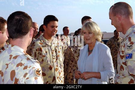 Camilla, Herzogin von Cornwall, trifft auf eine Abteilung der RAF Tornado-Besatzung und der australischen RAAF-Besatzung, als sie am 22. Februar 2007 den US-Luftwaffenstützpunkt Al Udeid vor Doha in Katar besucht. Stockfoto