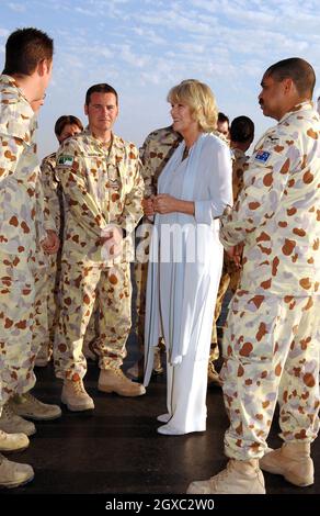 Camilla, Herzogin von Cornwall, trifft auf eine Abteilung der RAF Tornado-Besatzung und der australischen RAAF-Besatzung, als sie am 22. Februar 2007 den US-Luftwaffenstützpunkt Al Udeid vor Doha in Katar besucht. Stockfoto