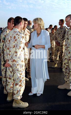 Camilla, Herzogin von Cornwall, trifft auf eine Abteilung der RAF Tornado-Besatzung und der australischen RAAF-Besatzung, als sie am 22. Februar 2007 den US-Luftwaffenstützpunkt Al Udeid vor Doha in Katar besucht. Stockfoto