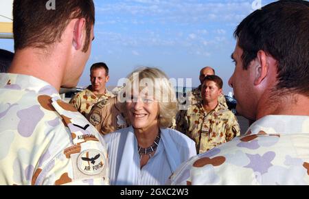 Camilla, Herzogin von Cornwall, trifft auf eine Abteilung der RAF Tornado-Besatzung und der australischen RAAF-Besatzung, als sie am 22. Februar 2007 den US-Luftwaffenstützpunkt Al Udeid vor Doha in Katar besucht. Stockfoto