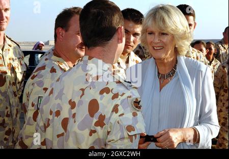 Camilla, Herzogin von Cornwall, trifft auf eine Abteilung der RAF Tornado-Besatzung und der australischen RAAF-Besatzung, als sie am 22. Februar 2007 den US-Luftwaffenstützpunkt Al Udeid vor Doha in Katar besucht. Stockfoto