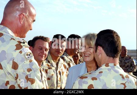 Camilla, Herzogin von Cornwall, trifft auf eine Abteilung der RAF Tornado-Besatzung und der australischen RAAF-Besatzung, als sie am 22. Februar 2007 den US-Luftwaffenstützpunkt Al Udeid vor Doha in Katar besucht. Stockfoto