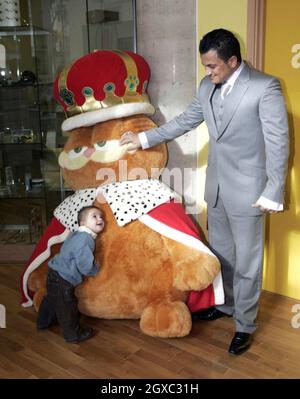 Peter Andre spielt mit seinem Sohn Junior bei der Eröffnung des Richard Desmond Children's Eye Centre im Moorfields Eye Hospital in London am 23. Februar 2007. Stockfoto