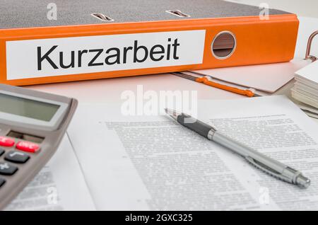 Faltprospekt mit dem Label Kurzarbeit in deutsch - Kurzarbeit Stockfoto