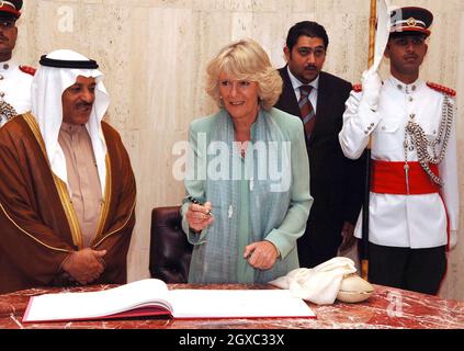 Camilla, Herzogin von Cornwall, unterschreibt das Besucherbuch am 25. Februar 2007 im bahrainischen Parlament in Manama, Bahrain. Stockfoto