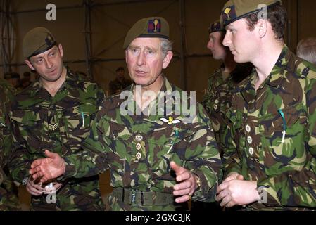 Prinz Charles, Prinz von Wales, trägt seine Uniform als Oberst der Welsh Guards, unterhält sich mit Soldaten während eines Besuchs des 1. Bataillons Welsh Guards zu Friedensaufgaben in Bosnien am Tag des heiligen Davids, 1. März 2007 in Banja Luka, Bosnien. Stockfoto
