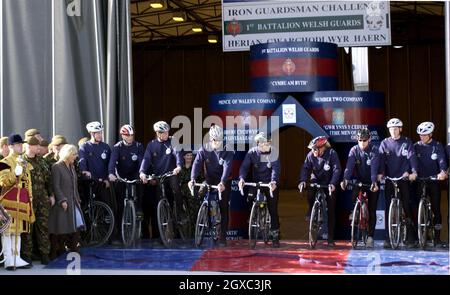 Prinz Charles, Prinz von Wales und Camilla, Herzogin von Cornwall starten offiziell die Iron Guardsman Challenge während eines Besuchs der Banja Luka Army Base in Bosnien am 1. März 2007. Zehn handverlesene Athleten der Welsh Guards machten sich auf den Weg, um von ihren derzeitigen Operationen in Bosnien bis zu ihrem Stützpunkt in London einen Triathlon durchzuführen. Stockfoto