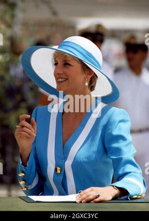 Diana, Prinzessin von Wales, lächelt in einem blau-weißen Hut, als sie während ihres Besuchs in Ägypten im Mai 1992 Commonwealth war Graves besucht. Stockfoto