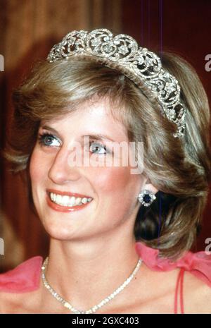 Diana, Prinzessin von Wales, lächelt, während sie die Familie Spencer Tiara bei einem Staatsempfang im April 1983 in Brisbane, Australien, trug. Stockfoto