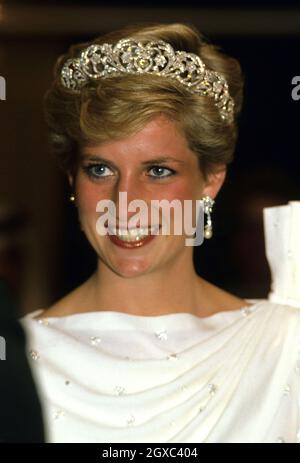 Diana, Prinzessin von Wales, trägt eine Tiara bei einem Besuch in Bahrain im November 1986. Stockfoto