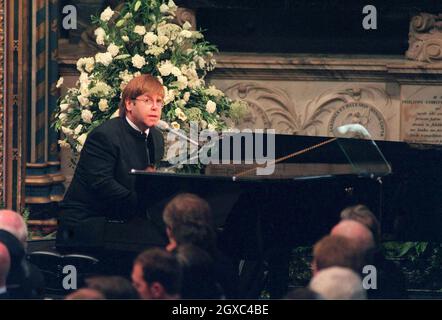 Sir Elton John singt „Candle in the Wind“ bei der Beerdigung von Diana, Prinzessin von Wales, am 6. September 1997 in London. Stockfoto