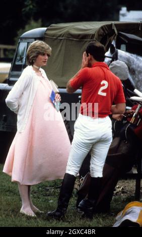 Eine sehr trächtige Diana, Prinzessin von Wales mit Prinz Charles, Prinz von Wales, bei einem Poloevent im Windsor Great Park im Juni 1982. Stockfoto