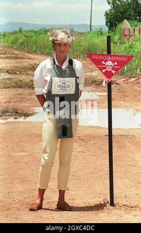 Diana, die Prinzen von Wales, trägt bei einem Besuch in Angola im Januar 1997 eine Körperpanzerung und ein Visier auf den Minenfeldern, um die Kampagne gegen den Einsatz von Landminen zu fördern. Stockfoto